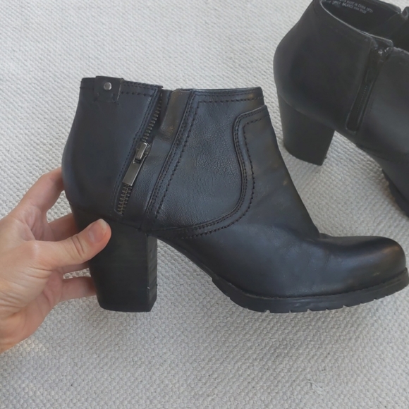Clarks Leather Bootie Heals Size 8 - Picture 2 of 10
